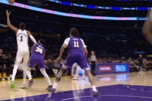 麻煩了！文班亞馬面對(duì)斯瑪特頂防推翻后者進(jìn)攻犯規(guī)&個(gè)人五犯