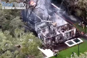 ??當(dāng)?shù)孛襟w：斯波的房子被大火完全燒毀 目前暫無人員傷亡