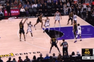 這球“傳”得舒服！威少搶籃板將球拍出 穆迪撿漏三分穩(wěn)穩(wěn)命中