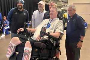 嚴(yán)重車禍致雙小腿截肢！“大竹竿”肖恩·布拉德利觀戰(zhàn)獨(dú)行俠！