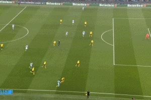 頗具威脅！福登弧頂處勁射被門將撲出，薩維尼奧跟進(jìn)的補射打高