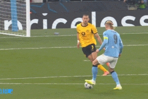 可惜！薩維尼奧右路內(nèi)切后橫敲，哈蘭德弧頂起腳打門太正被沒收