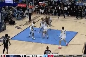 持續(xù)發(fā)力！謝潑德強(qiáng)攻打成2+1 隨后反擊空籃穩(wěn)穩(wěn)上進(jìn)