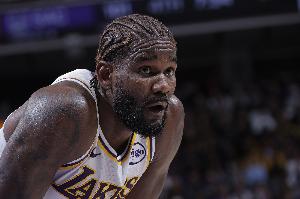 艾頓：教練信任我換防時(shí)的表現(xiàn) 我感覺很自在因?yàn)樯砗笥嘘?duì)友支援