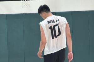 ??天道酬勤！當(dāng)?shù)貢r間晚上十點 王俊杰仍在球館加練 三分七連中