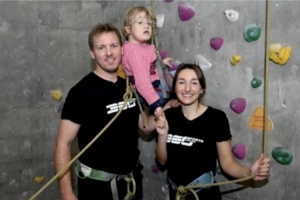 圖片報：納格爾斯曼與女友攜手病童參加活動，為慈善項目進行宣傳