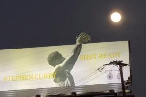 ??天才設(shè)計(jì)！庫里L(fēng)A廣告牌火遍全美！美球迷：帥炸了兄弟！