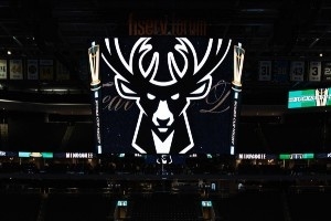 強(qiáng)烈的壓迫感！雄鹿官方曬出了明天NBA杯比賽的球場涂裝！