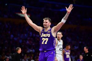 來自NBA官方的肯定！官方曬東契奇多項開季豪華數(shù)據(jù)！