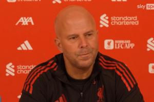 斯洛特：談冠軍還早著呢，上賽季剩10輪我們領(lǐng)跑8-10分都不穩(wěn)妥