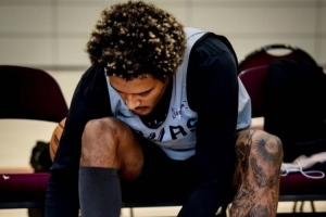 也要加入國(guó)產(chǎn)品牌陣營(yíng)？索漢連續(xù)兩場(chǎng)比賽上腳國(guó)產(chǎn)球鞋