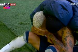 第91分鐘破門(mén)反超曼聯(lián)！里沙利松脫衣滑跪慶祝，隨后捂臉情難自已