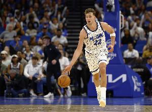 表現(xiàn)全面！小瓦格納半場10中5砍最高15分外加4板3助 罰球4中4