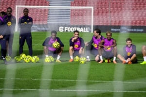 世體：巴薩昨日重返諾坎普公開訓練，球員們及教練組合影留念