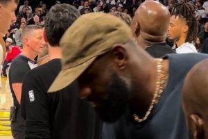 轉(zhuǎn)型教練！湖人vs馬刺花絮：詹姆斯場(chǎng)邊與助教認(rèn)真探討比賽錄像