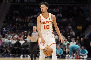 專注得分！里薩謝半場9中5&3罰全中砍下全隊(duì)最多14分