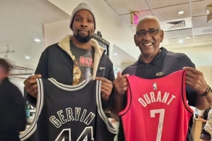 致敬前輩！杜蘭特和馬刺名宿“冰人”喬治-格文交換球衣