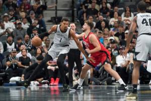 一場(chǎng)頂兩場(chǎng)??馬刺卡位戰(zhàn)拿下火箭升到西部第3 火箭連跌3位到第6