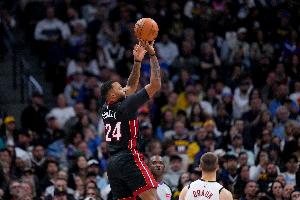 疑似受傷！鮑威爾半場(chǎng)僅出戰(zhàn)13分鐘 11投4中得11分2板2助