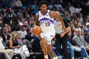 就是投不進(jìn)！森薩博半場(chǎng)6投全鐵&三分5中0沒有得分進(jìn)賬&僅有2助攻