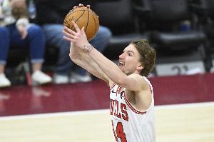 彈無虛發(fā)！布澤利斯半場6投全中 拿下13分6籃板&正負(fù)值+2