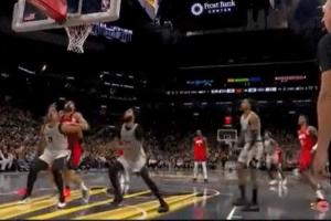 太硬了！凱爾登強硬卡住亞當斯 造成后者搶籃板犯規(guī)