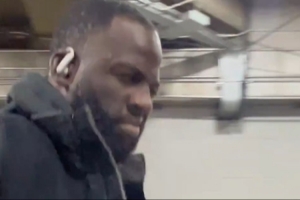 客場挑戰(zhàn)掘金！勇士眾將抵達球館 霍福德目光堅定&追夢連連點頭