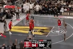 都是前勇士鋒線！巴恩斯大空位三分命中 回頭又造了KD進(jìn)攻犯規(guī)