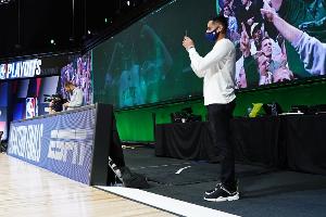 Shams：經(jīng)常被威脅“你敢發(fā)這個(gè)我就干死你” 但還沒(méi)真的被打過(guò)