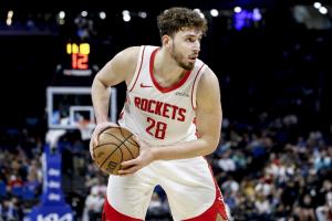 外線沒譜！申京半場(chǎng)8中3拿到6分5助 三分3中0