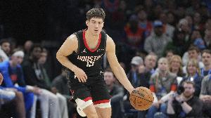 穿針引線！謝潑德繞掩護(hù)送擊地妙傳 亞當(dāng)斯順下接球打進(jìn)加罰