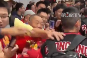 數(shù)千球迷高聲齊呼“重慶雄起”，老將黃希揚被團團圍住簽名