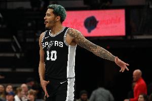 都挺拼！索漢和費爾斯搶地板球發(fā)生小口角 但很快被裁判分開