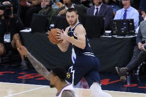 拿手好戲！約基奇四分衛(wèi)長傳助攻布勞恩快下打成2+1