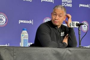 ??開始擺爛！小吧看到盧生氣又無奈 竟吹著口哨走出采訪室