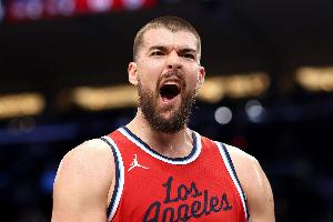 罩得嚴(yán)嚴(yán)實(shí)實(shí)！祖巴茨籃下單防馬威 后者看不到筐出手離譜