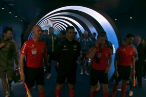 推動(dòng)寵物領(lǐng)養(yǎng)！西班牙人球員賽前帶著11只狗狗入場(chǎng)