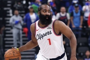 腿軟兮兮！哈登賽季場(chǎng)均4.6板 今天的比賽一個(gè)籃板都沒搶到