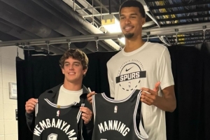 德克薩斯大學(xué)橄欖球隊成員觀戰(zhàn)馬刺 星三代曼寧與文班合影換球衣