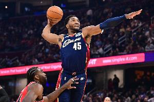 燃起來(lái)了！米切爾突破拉桿上籃2+1 個(gè)人連拿8分帶隊(duì)反超