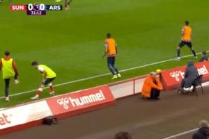 主場搶下1分！太陽報：應(yīng)對槍手定位球威脅，桑德蘭把廣告牌前移