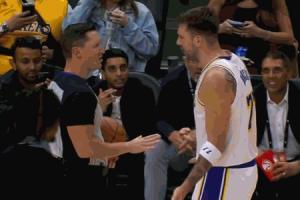 小麻煩！東契奇開場(chǎng)不到五分鐘已經(jīng)領(lǐng)到2次犯規(guī)！