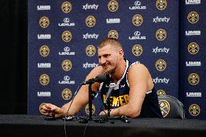 瘋狂！約基奇近4戰(zhàn)場(chǎng)均31.3分11.3板13.3助 三項(xiàng)命中率70/47/87%