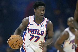 一飛沖天！埃奇庫(kù)姆持球直殺內(nèi)線 騰空暴起雙手灌筐