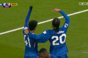 愛來自巴西！佩德羅進(jìn)球后指向埃斯特旺，示意球迷為他吶喊祝賀