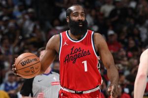 擋得很嚴(yán)實(shí)！哈登借祖巴茨掩護(hù)命中三分球