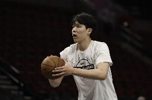 里斯的輪換次序目前已排到羅威的前面 小楊還需要再耐心等待機(jī)會(huì)