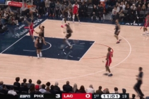 只見他騰空而起！比爾快攻機(jī)會飛速上空籃 結(jié)果以打鐵告終