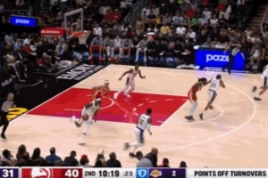 辣眼睛！范德比爾特?zé)o防守壓力 離譜手滑丟球被打反擊