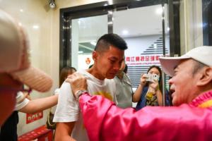 重慶鐵漢！40歲黃希揚(yáng)隨銅梁龍沖超成功 3年前兩江競(jìng)技解散時(shí)淚崩